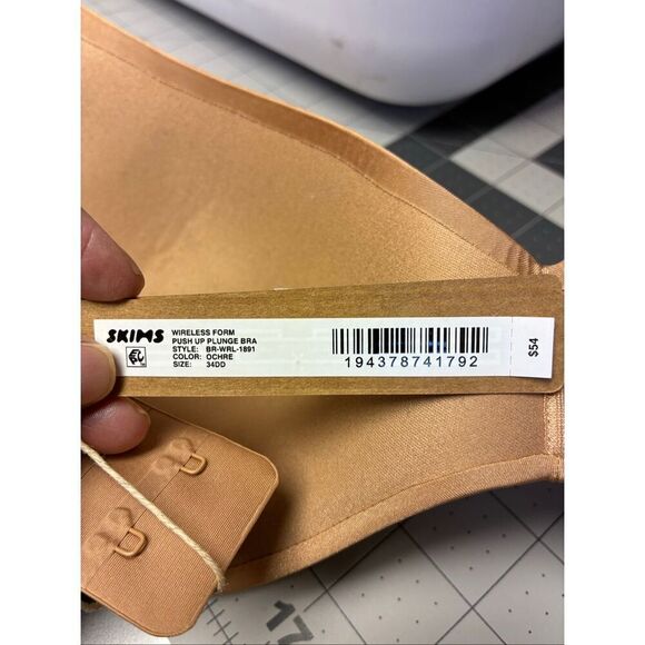 SKIMS NWT Push Up Plunge Bra in Ochre Size 34DD - Picture 9 of 9